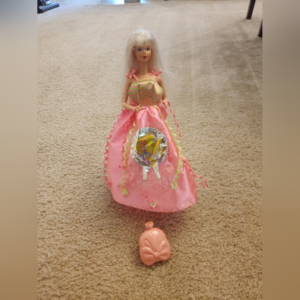 Birthday Party Blonde Barbie Doll Blows Up‎ Own Balloons 1998 Mattel #BB